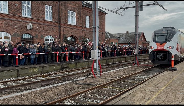 Batteritog på vej ind på Holstebro Station