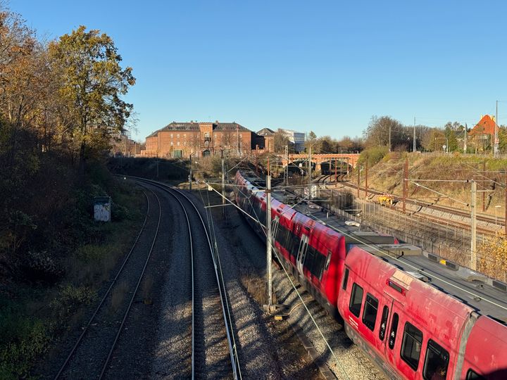 Projektet er en del af et fire-årigt arbejde med at forny kørestrømsanlæggene på hele strækningen mellem Østerport og Holte i perioden 2026-2029. Arbejdet mellem Nordhavn og Svanemøllen er første etape og løber fra januar til september 2026.