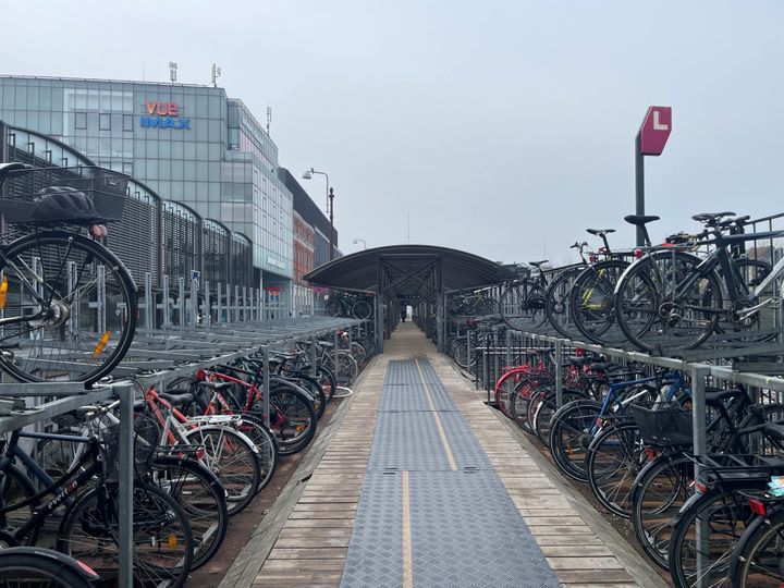 Cykelparkeringen på Bruuns Bro i Aarhus lukkes akut på grund af tæring.