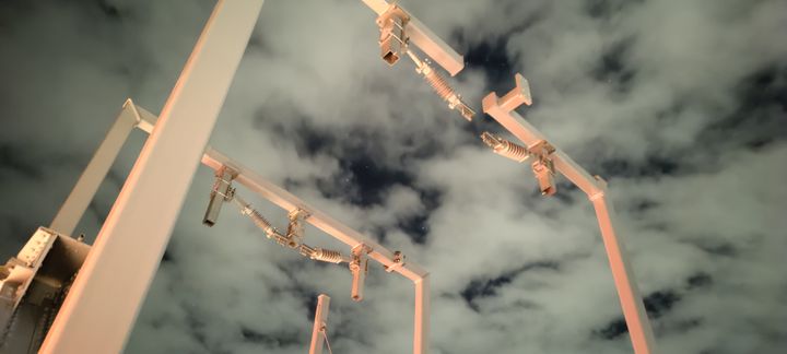 Elektrificering af jernbanebroen over Limfjorden er begyndt.