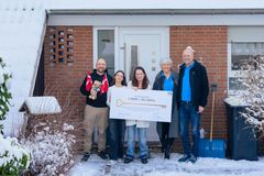 Overrækkelsen af præmien foregik i Daniela Briens hjem. Fra højre mod venstre ses Anders Thygesen, Janni Thygesen, Daniela Brien, hendes ene datter og hendes mand.