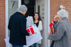 Overrækkelsen af præmien til Daniela Brien.