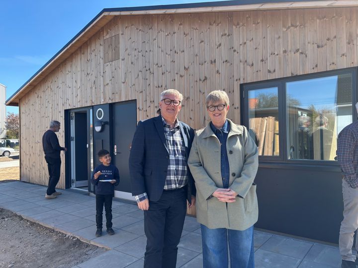 Kent og Ulla Madsen til åbent hus i AB Samvirke, hvor de ser deres nye bolig for første gang. Foto Boligkontoret Danmark.