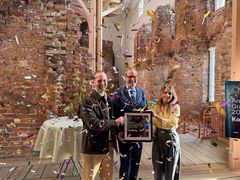 Koldings borgmester, Jakob Ville, modtager Grand Prix-stafetten fra Erik Struve Hansen, Grand Prix-chef i DR, og Camilla Olsen, producent på MGP.