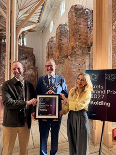 Koldings borgmester, Jakob Ville, modtager Grand Prix-stafetten fra Erik Struve Hansen, Grand Prix-chef i DR, og Camilla Olsen, producent på MGP.