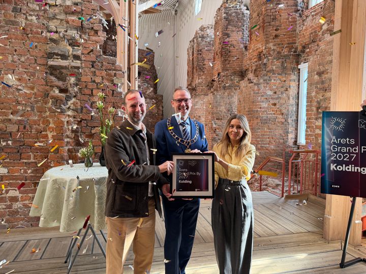 Koldings borgmester, Jakob Ville, modtager Grand Prix-stafetten fra Erik Struve Hansen, Grand Prix-chef i DR, og Camilla Olsen, producent på MGP.