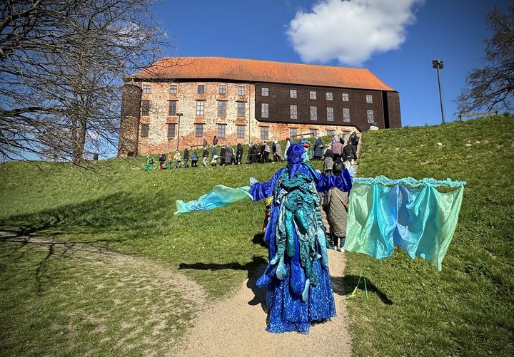 Publikum kan glæde sig til teateroplevelser både inde og ude under KLAP-teaterfestivalen. Sidste år i 2025 indtog f.eks. 'Nøgensneglene' parken omkring Koldinghus på festivalens sidste dag.