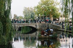 Et stemningsfuldt øjeblik fra Kulturnatten 2025, hvor JazzFlåden fra TRIO sejlede på åen ved Søndertorv med et levende band af unge MGK-musikere.