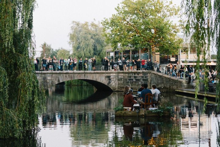 Et stemningsfuldt øjeblik fra Kulturnatten 2025, hvor JazzFlåden fra TRIO sejlede på åen ved Søndertorv med et levende band af unge MGK-musikere.