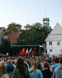 En fyldt Borchs Gård under Kulturnat 2025, hvor musiker Shaka Loveless leverede en energifyldt koncert.