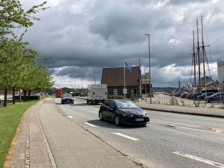 Trafik på Jens Holms Vej