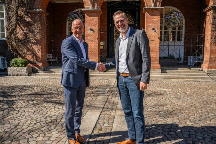 Niels Vrist Bertelsen, administrerende direktør for Nic. Christiansen Gruppen og Jakob Ville, borgmester i Kolding Kommune giver hånd på donationen