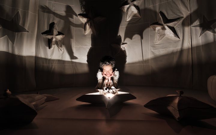 Teater Refleksion og Teater Mys 'Himmelsange' er én af de mange teateroplevelser, som publikum kan glæde sig til på KLAP. Det er en musikalsk og billedrig forestilling om at være et lille menneske i en ganske forunderlig verden.