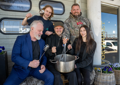 Samarbejdspartnerne bag fællesspisningerne omkring en stor gryde foran Posthuset.