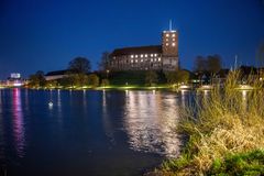 Kærlighedsstien med tændte lamper og Koldinghus i baggrunden