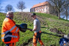 To medarbejdere sætter gadelampe op