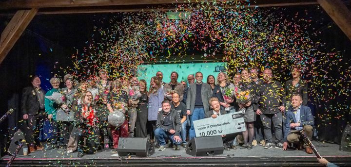 Fællesbillede af årets vindere og nominerede under en sky af konfetti til Kultur Awards 2026.