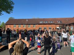 Børn foran Harte Skole