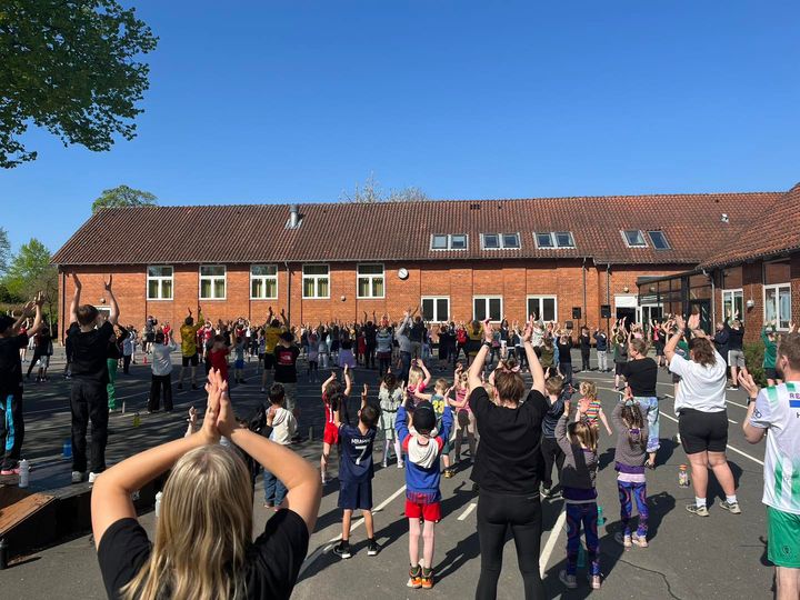 Børn foran Harte Skole