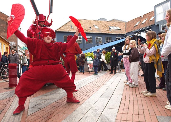 Teatergruppen Kompagni47 fyldte i lørdags Koldings gågader med liv, farver og festlig stemning i deres sprudlende forestilling De Røde Løbere.