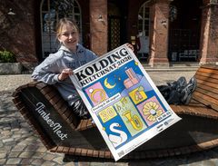 Vinder af Kolding Kulturnats plakatkonkurrence, Ida Agnete Storgaard Christensen, holder årets 30-års jubilæumsplakat.