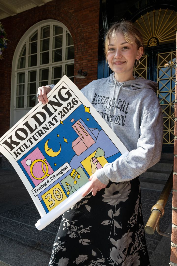 Vinder af Kolding Kulturnats plakatkonkurrence, Ida Agnete Storgaard Christensen, holder årets 30-års jubilæumsplakat.