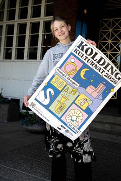 Vinder af Kolding Kulturnats plakatkonkurrence, Ida Agnete Storgaard Christensen, holder årets 30-års jubilæumsplakat.