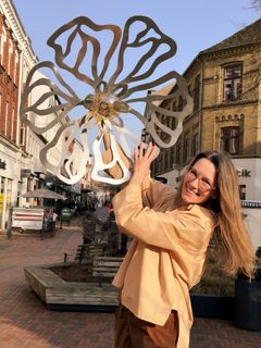 Anne Mette Bjerre Hansen med den lampe, der kommer til at hænge i smalle gader i det helt centrale Kolding.