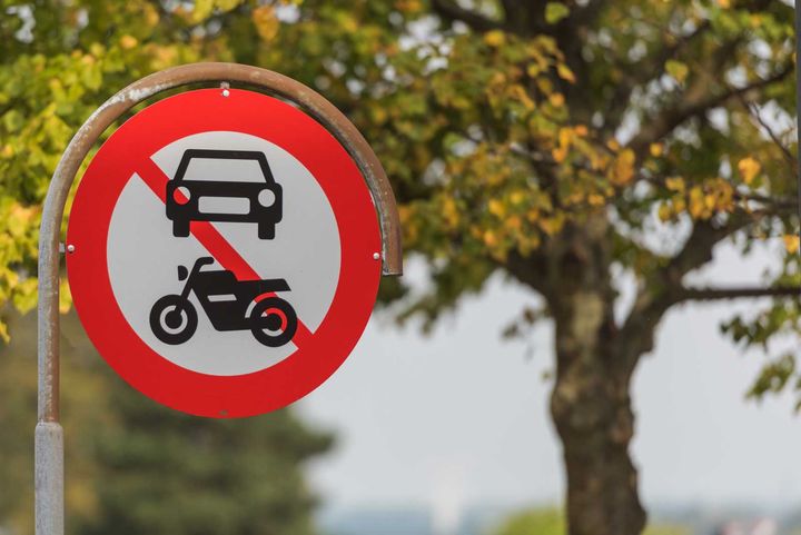 To veje ved Eltang bliver spærret for motorkøretøjer af hensyn til trafiksikkerheden. Foto Colourbox.