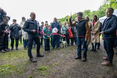 Kongeåstien gennem Kolding Kommune er nu officielt åbnet og fejret med stor opbakning trods en lidt våd optakt til arrangementet.