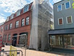 Gavlen på ejendommen Klostergade 6 er ved at blive gjort klar til den nye skulptur.