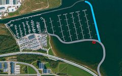 Med rødt kan du se, hvor testfeltet øst for Marina Syd etableres. Den grå streg over testfeltet viser den planlagte dæmning, mens den blå streg viser den planlagte ydermole.