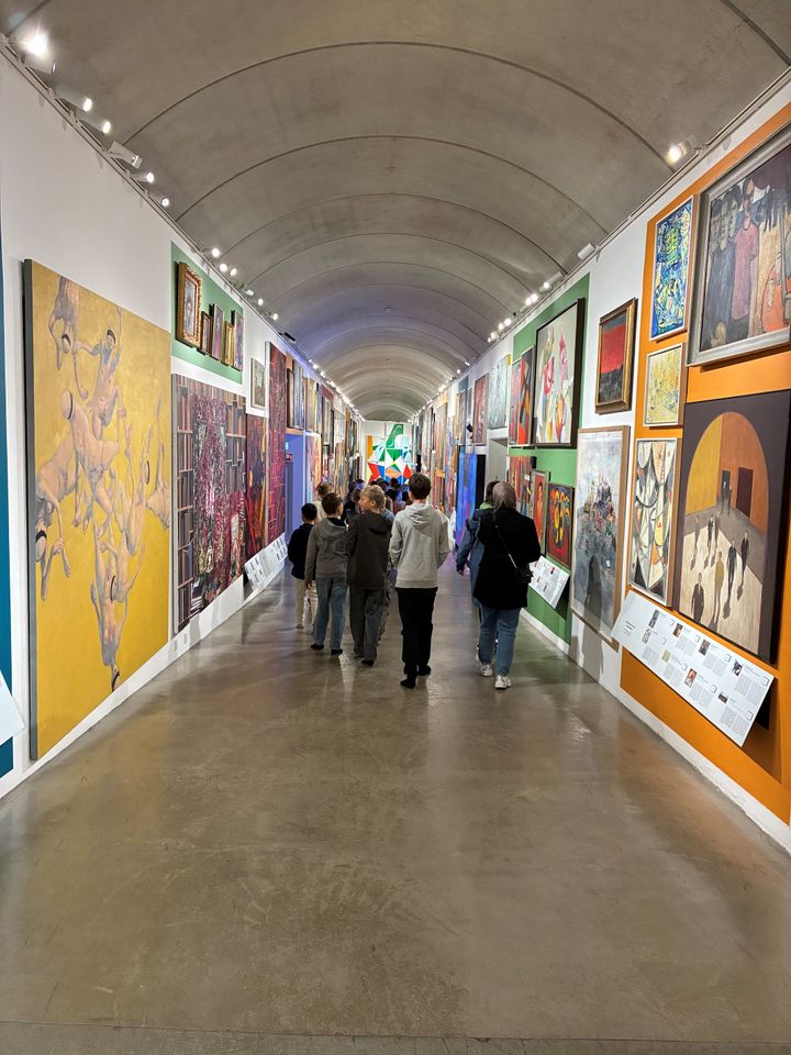 Elever på besøg på Trapholt for at udvælge kunst til deres skole