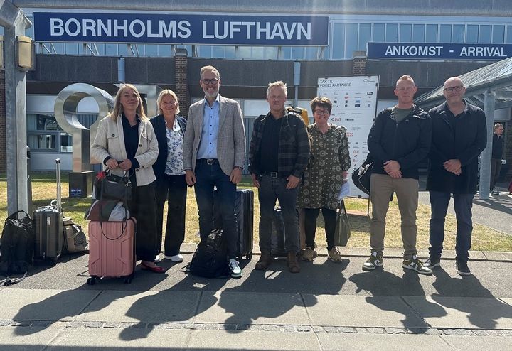 Syv personer fra Kolding Kommune står foran lufthavnen i Rønne.