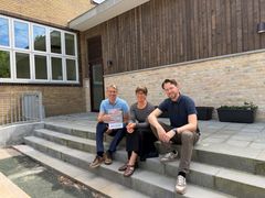 Ved tilbygningen til Børnehuset Vingesuset i Kolding, afd. Riis Toft, sidder de tre energikoordinatorer foran et eksempel på bæredygtigt byggeri. I tilbygningen er der genanvendte mursten, der har et CO₂-aftryk på 0 kg CO₂e pr. m². Det er derfor en klar gevinst for klimaet