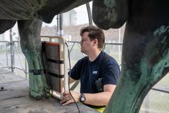 I starten af juni blev tyren røntgenfotograferet for at tjekke tilstanden af de indre dele. Her gør teknikeren klar til at røntgenfotografere et af tyrens ben. Foto: Gert Blume.