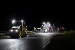 De store asfaltmaskiner kommer til at arbejde i aften- og nattetimerne for at genere trafikken på Ny Esbjergvej mindst muligt. Foto: NCC.
