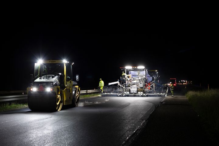 De store asfaltmaskiner kommer til at arbejde i aften- og nattetimerne for at genere trafikken på Ny Esbjergvej mindst muligt. Foto: NCC.
