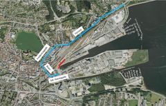 Med rødt vises strækningen på Jens Holms Vej, der spærres for gennemkørsel. Med blåt vises den skiltede omkørsel.