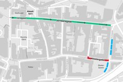 Med rødt er markeret strækningen i Klostergade, som spærres for al biltrafik i uge 33. Den grønne farve viser den eneste strækning i den del af gågadesystemet, som er åben for varekørsel (lastbiler undtaget) kl. 06-11 og beboerkørsel med tilladelse. Bemærk, at strækningen er ensrettet. Med blåt er angivet de eksisterende vareleveringslommer, som fortsat kan bruges af vareleverandører.