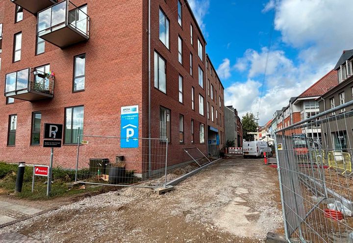 Kantstenene er ved at blive sat op, og i uge 33 skal der lægges ny belægning i Klostergade på strækningen mellem Munkegade og Gråbrødregade.