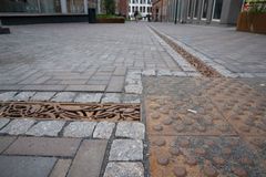 Ny belægning og nye ledelinjer, hvorigennem regnvand ledes bort.