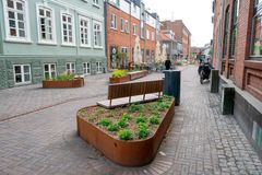 Den nyrenoverede Klostergade med ny belægning, plantekummer, siddepladser og ledelinjer, hvorigennem regnvandet ledes bort.
