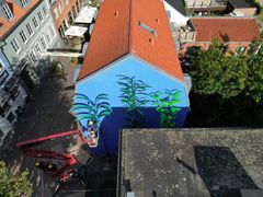 Dronefoto fra opsætningen af den nye skulptur på gavlen af Klostergade 6. Foto: Oskar Koliander.