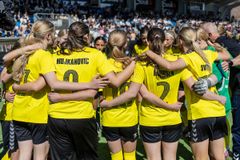 En gruppe fodboldspillere krammer.