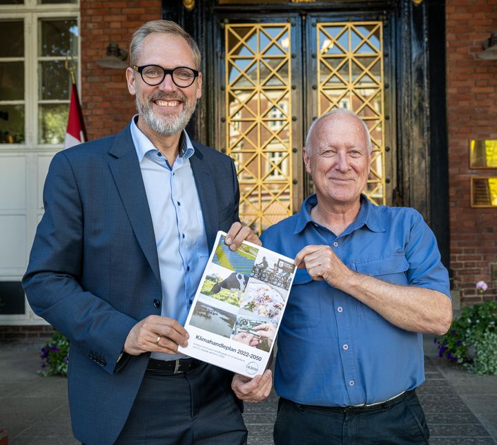 Borgmester Jakob Ville og formand for Natur-, Miljø- og Klimaudvalget Jørn Chemnitz glæder sig til at modtage borgernes input til arbejdet med at opdatere kommunens klimahandleplan.