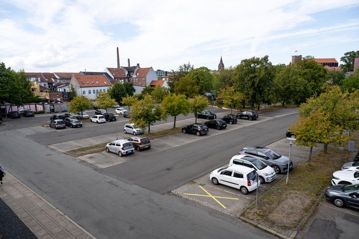 Parkeringspladsen ved Riberdyb bliver snart til til et aktivt, levende og grønt kvarter ved åen med etageboliger, og eventuelt cafeer og erhverv.