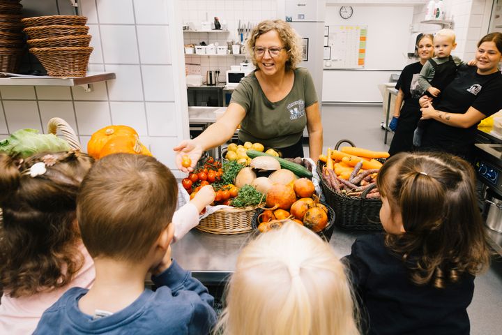Mette Sandvei Kjær, køkkenleder i Børnehuset ved Åen, er blandt de madprofessionelle i Kolding Kommune, der fremover skal arbejde med afsæt i kommunens nye madprofil.