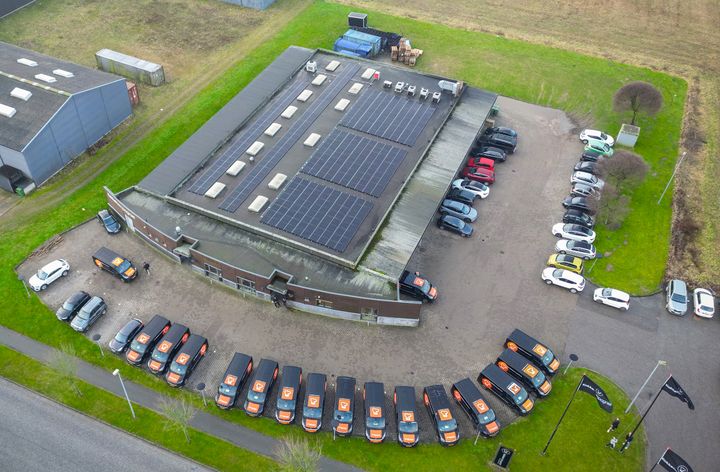 Kokkekompagniet har installeret solceller på taget af deres bygning, der ligger i den nordlige del af Kolding. Anlægget dækker ca 25 pct. af deres samlede strømforbrug.