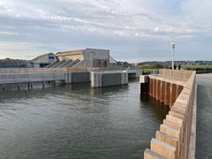 Promenade, højvandssikring og pumpe-sluse ved Marina Syd